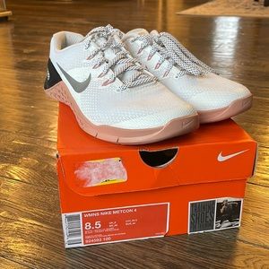 EUC- Womens Nike Metcon 4